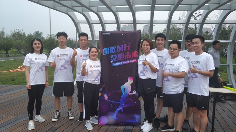 记AG88环亚集团2019年夏季荧光夜跑活动